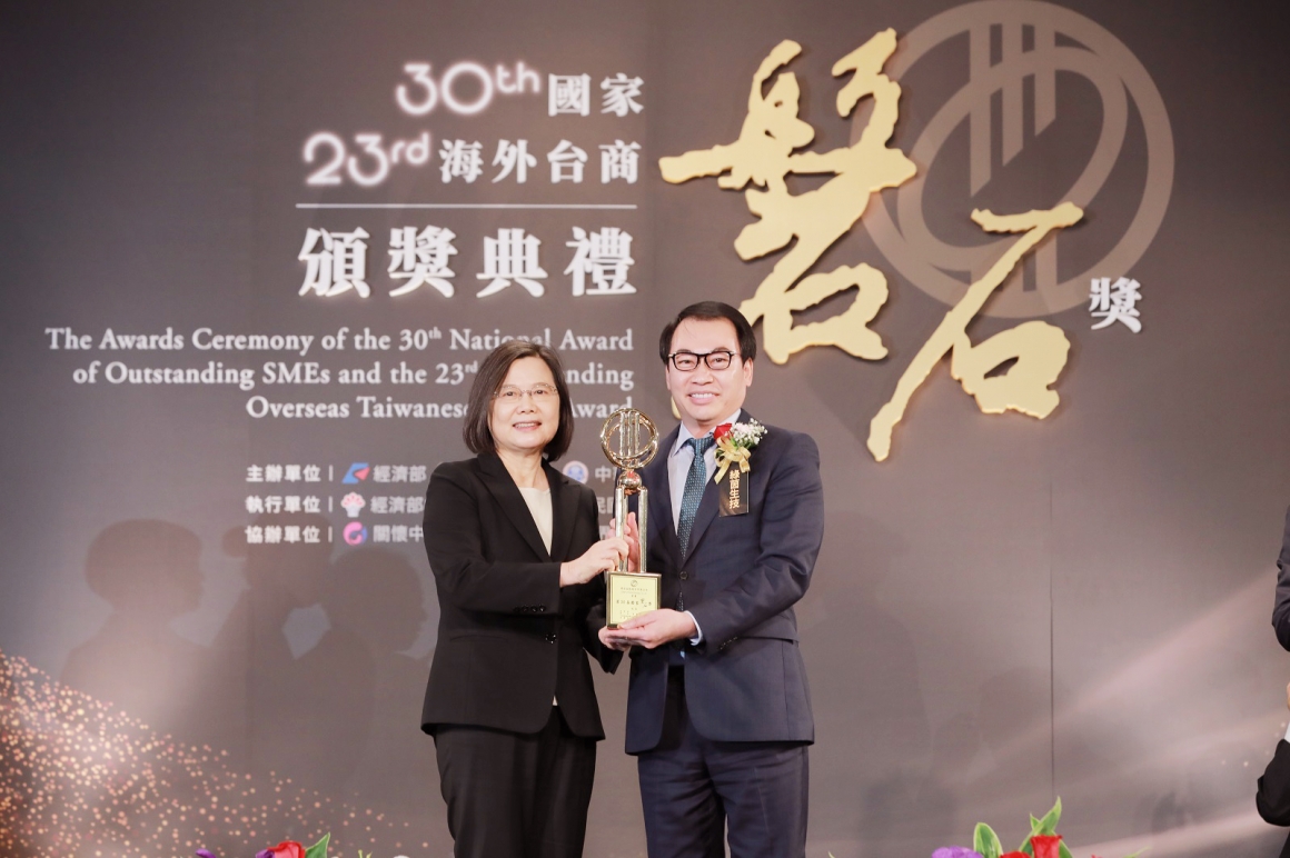 綠茵生技榮獲第30屆國家磐石獎，由綠茵董座吳嘉峰(右）接受總統蔡英文頒獎